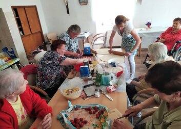 Koláč podle receptu naší babičky a domácí rohlíky